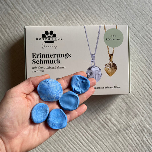 Abdruck Set mit beispiel Abdrücke von Hundenase, Katzennase, Babyfuß, Hundepfote und Fingerabdruck um daraus Schmuck herstellen zu lassen