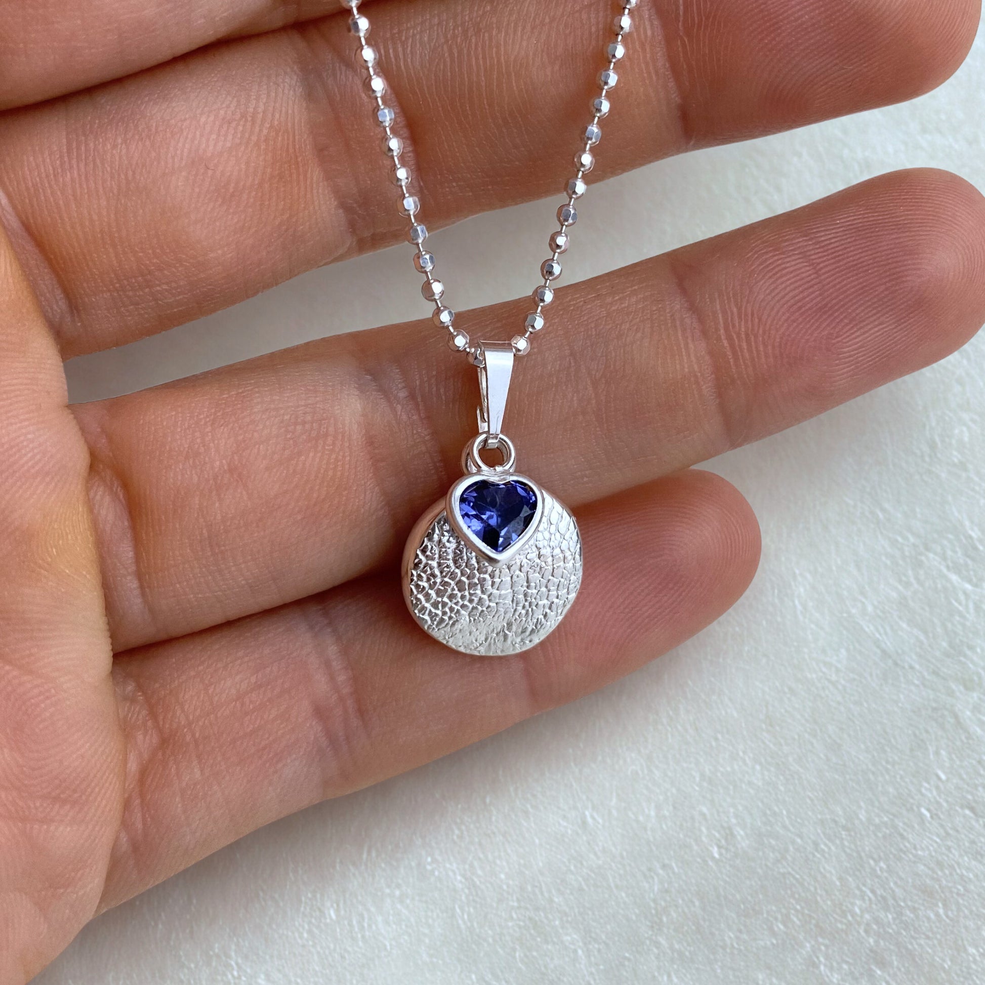 blauer herzanhänger mit Tiernasen Abdruck in 925 Silber als Halskette