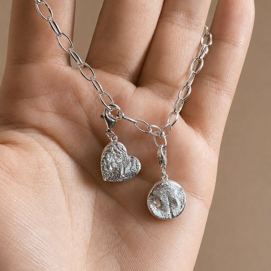 herzförmiger und runder Charm an einem Silbernen Armkettchen mit der Struktur von einer Katzennase auf dem runden und einer Hundenase aus dem herzförmigen Charm aus echtem 925 Sterling Silber