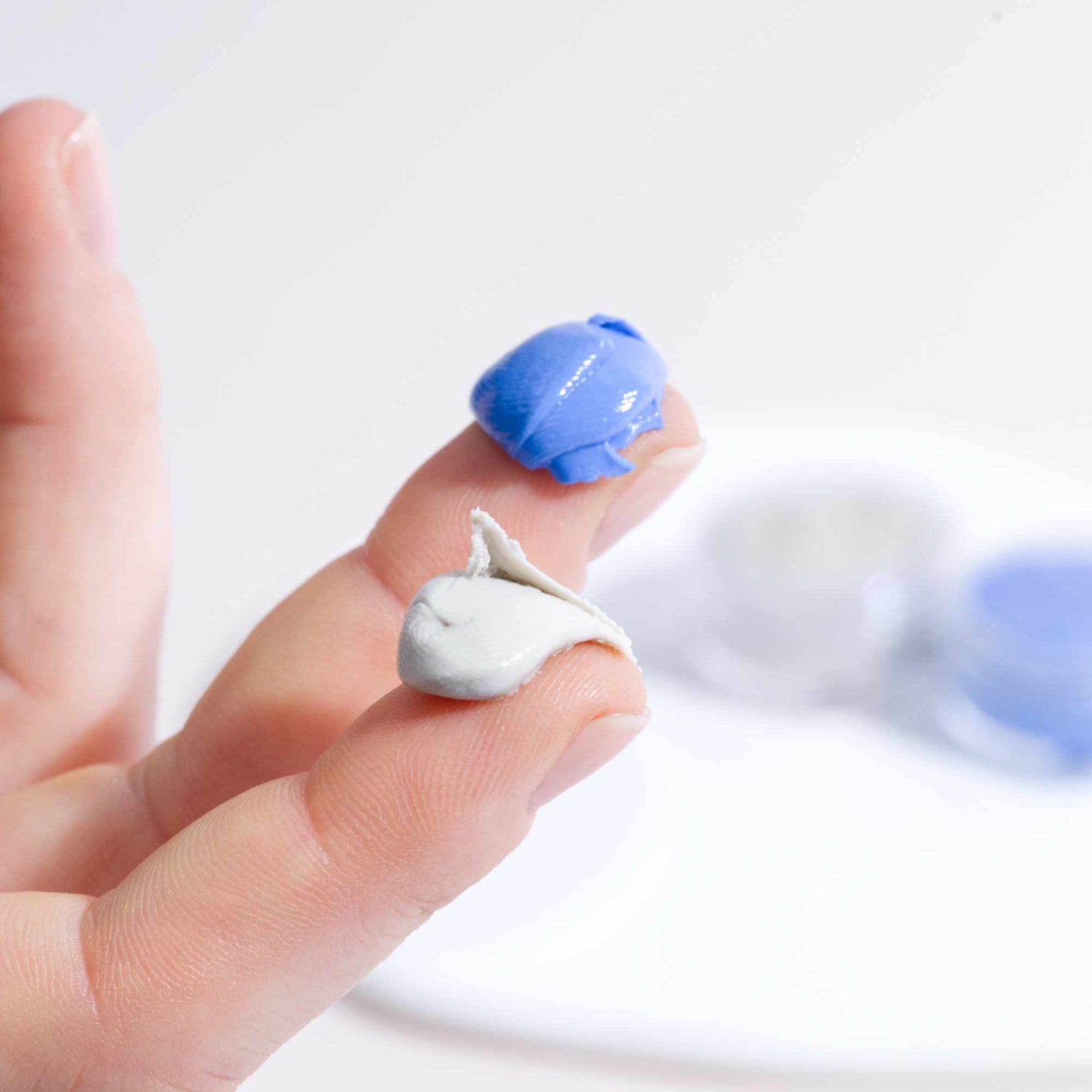 Silikonmasse auf Fingerspitze 