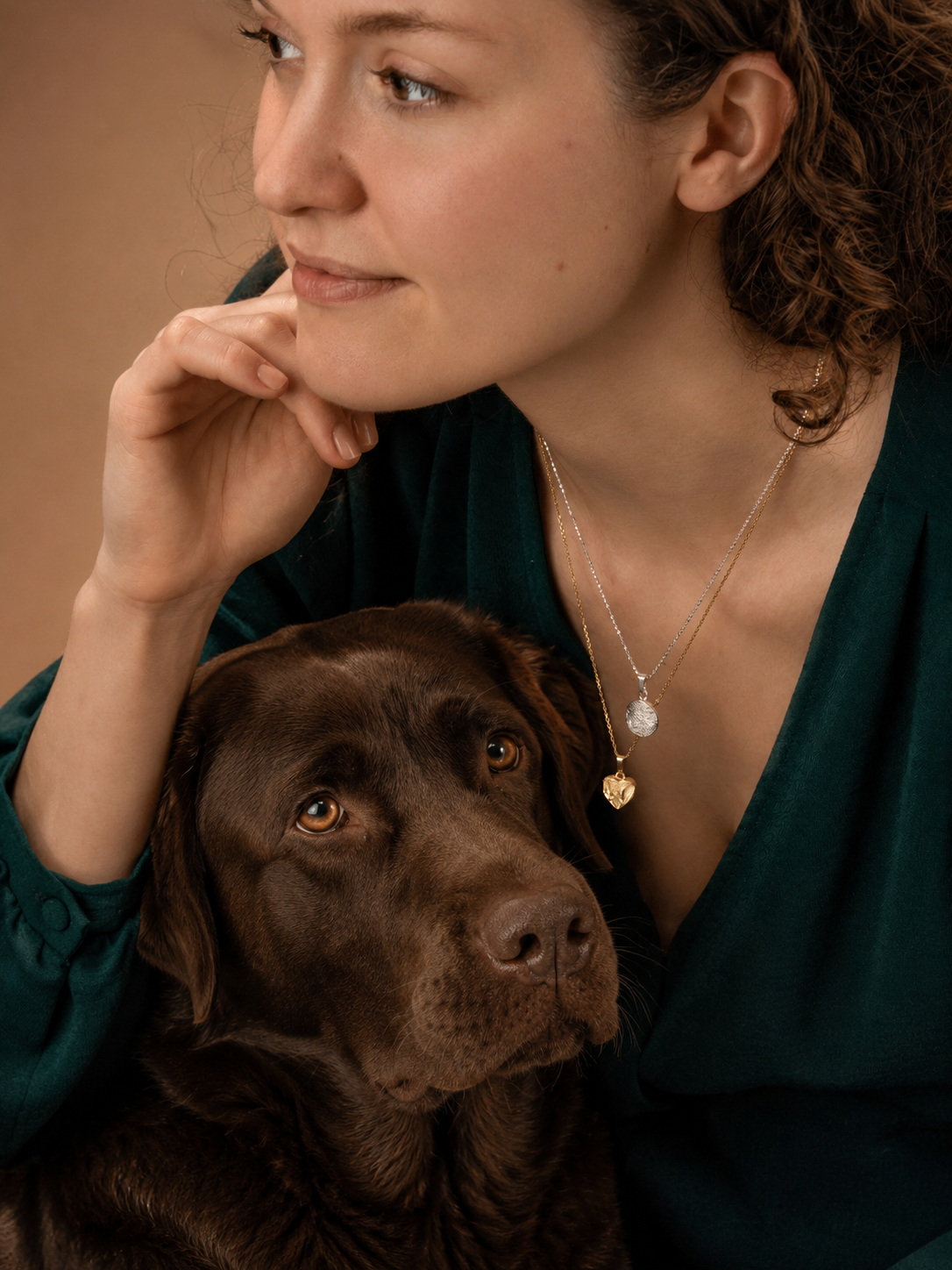 Hund mit Mensch Portrait Schmuckfotografie mit Nasenabdruck Schmuck als Halskette von nose and soul in Silber und Silber vergoldet