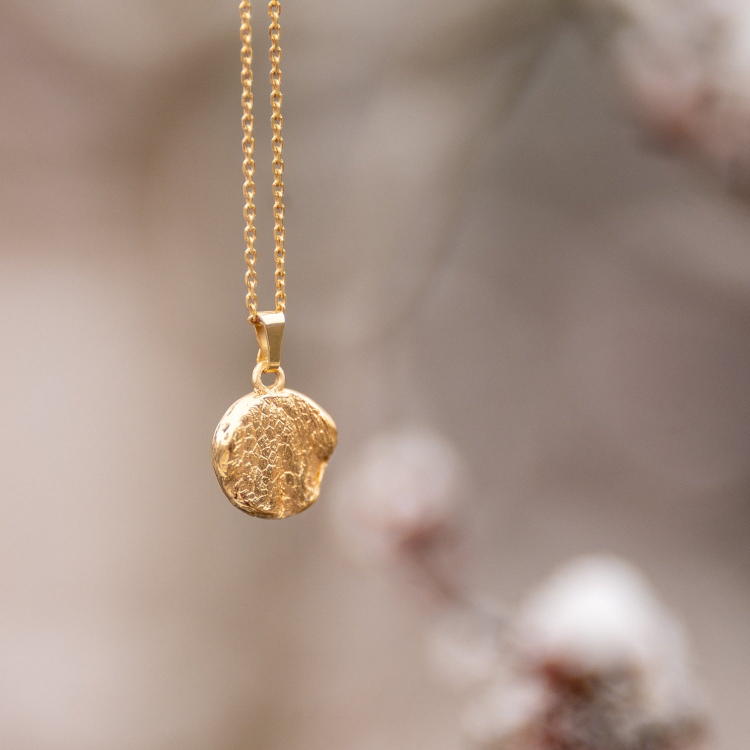 Hundenasen Abdruck als Halskette in Form "natur" mit natürlichem Hintergrund