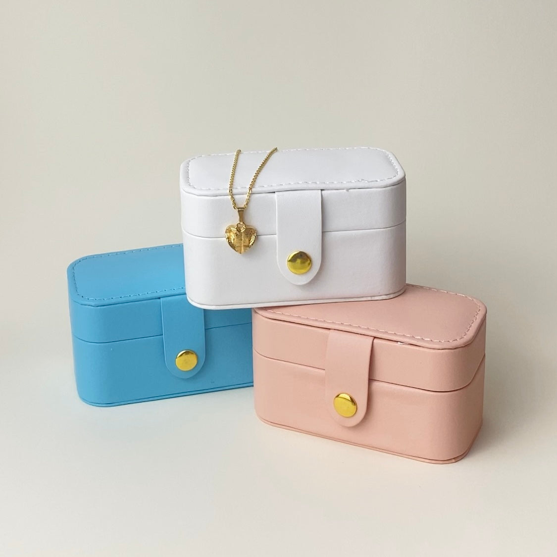 Schmuckbox Travel mini in Meeresblau, Puderrosa, Kristallweiß und Katzennasen Abdruck als Halskette vergoldet