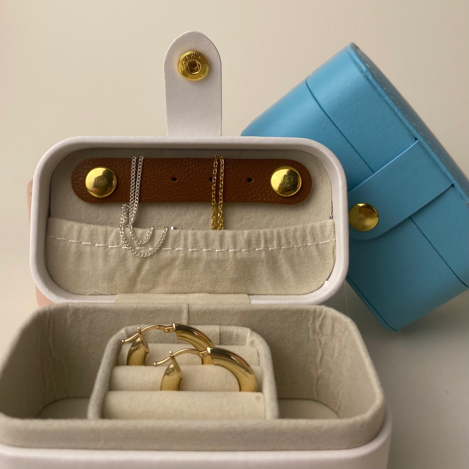 Schmuckbox Travel mini mit Halsketten und Ohrringen