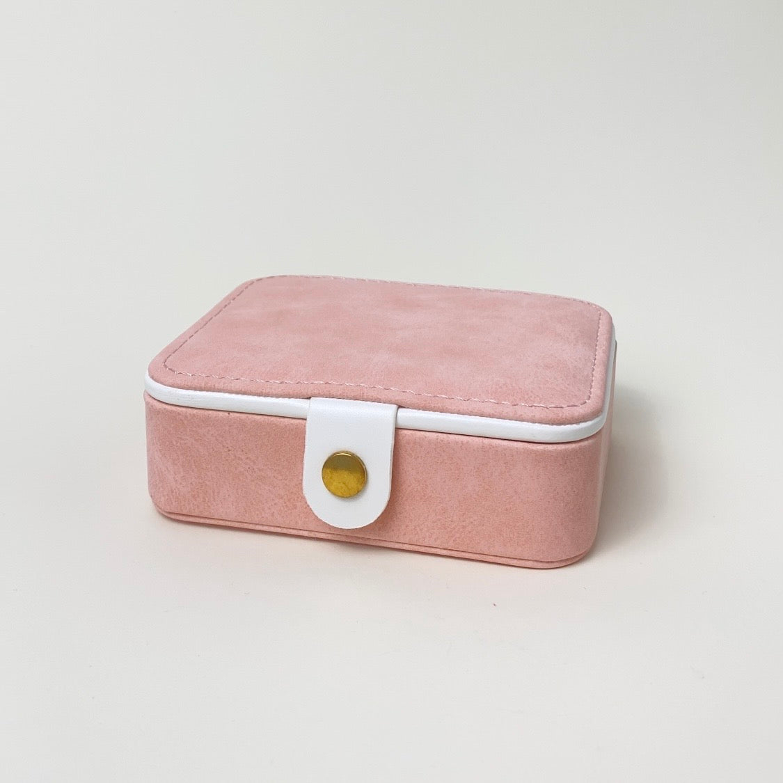 Rosa Schmuckbox geschlossen mit goldenem Druckknopf