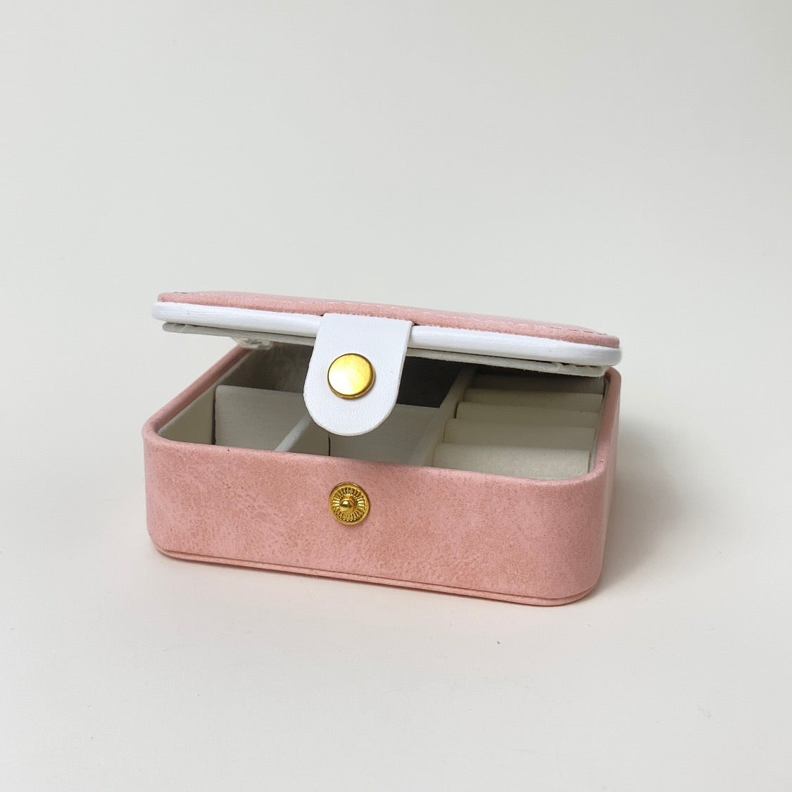 Schmuckbox halb geöffnet mit Druckknopf in Rosa