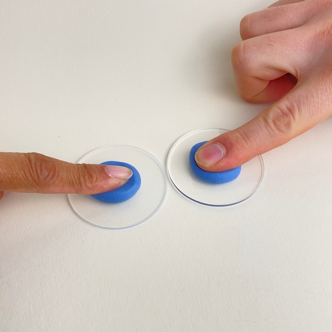 Fingerabdruck in Silikonmasse um Halskette herzustellen